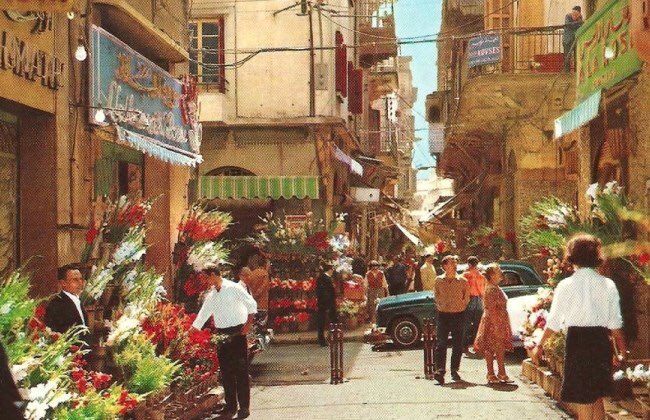 A la fin de la guerre civile, le centre ville de Beyrouth et le quartier des souks est détruit. Il faut donc le reconstruire. Le président du conseil Rafic Hariri va entamer cette reconstruction à travers SA société, “Solidere”, crée en 1994 ( bonjour déjà le conflit d’intérêt )