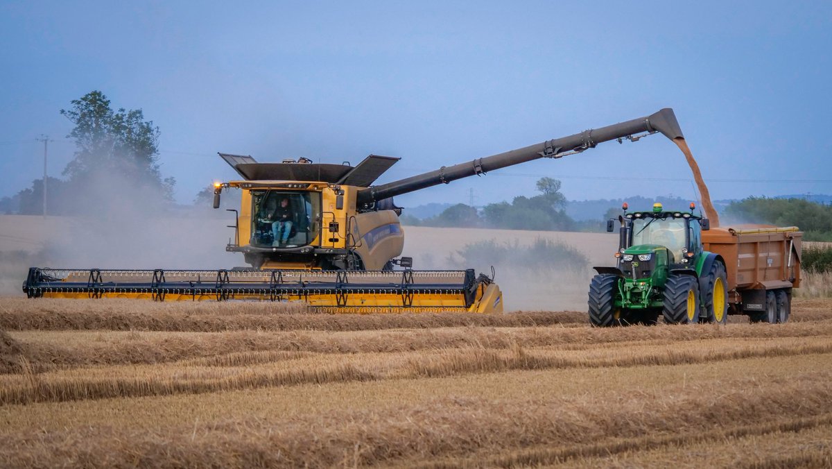 Archers_View's tweet photo. @NHAG_UKandROI #NewHolland #harvest2020 Bringing In The Harvest on the CR10.90 https://t.co/gKigNXflRB