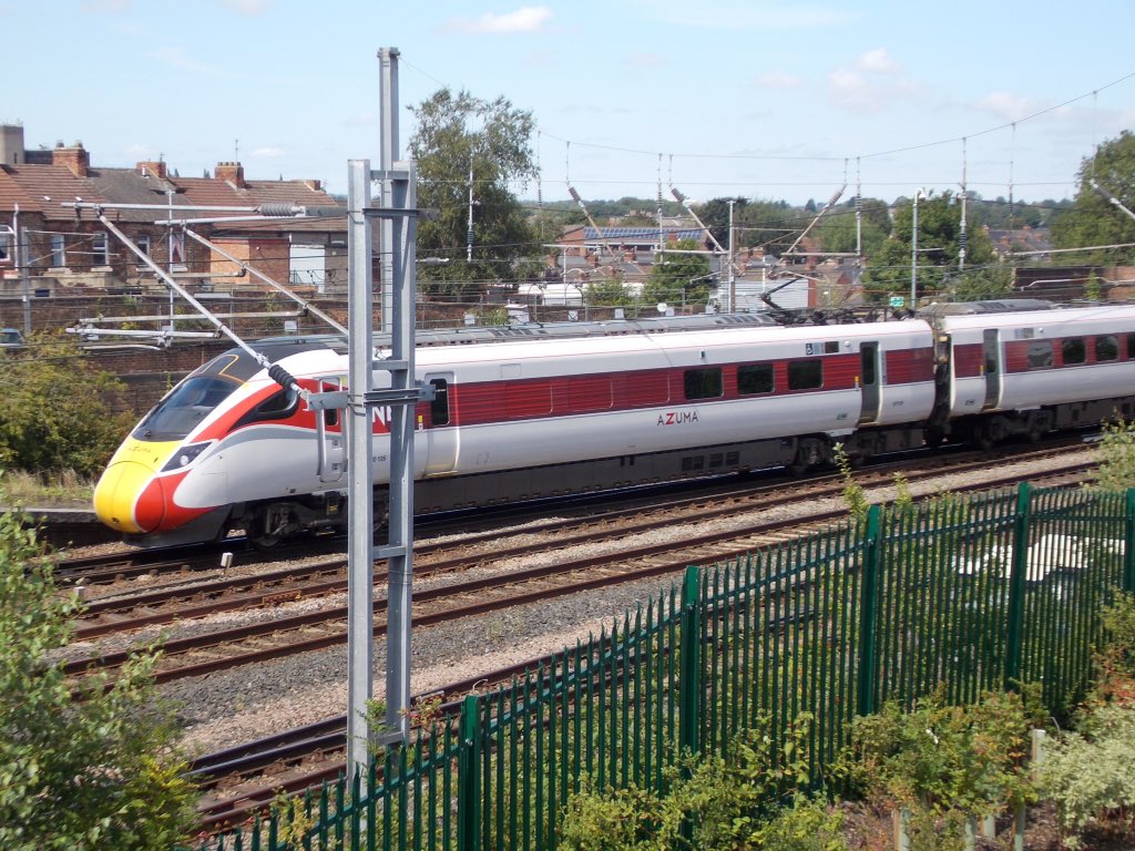 loypass_SCCar's tweet photo. 🚄 Not forgetting the new beauty. My best angle yet of an 800's DTRBFO as Azuma 800 105 follows suit.
(Darlington, 8 Aug 2020.) @LNER #Azuma #class800 #bimode #eastcoast @networkrail #DailyPick https://t.co/LyOtLA8ViO