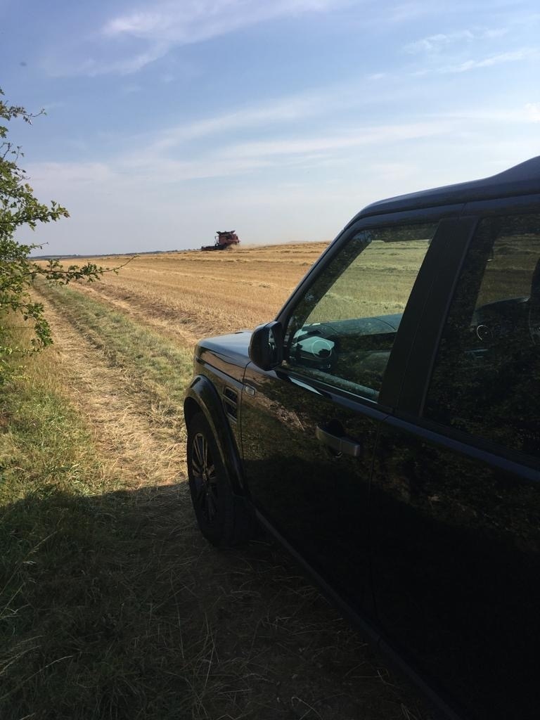 FamousFour's tweet photo. Harvesting time here in Lincolnshire.   Have you any pictures of your Land Rover or Range Rover enjoying work?  Post them up here if you have. https://t.co/LPeIl18jZQ