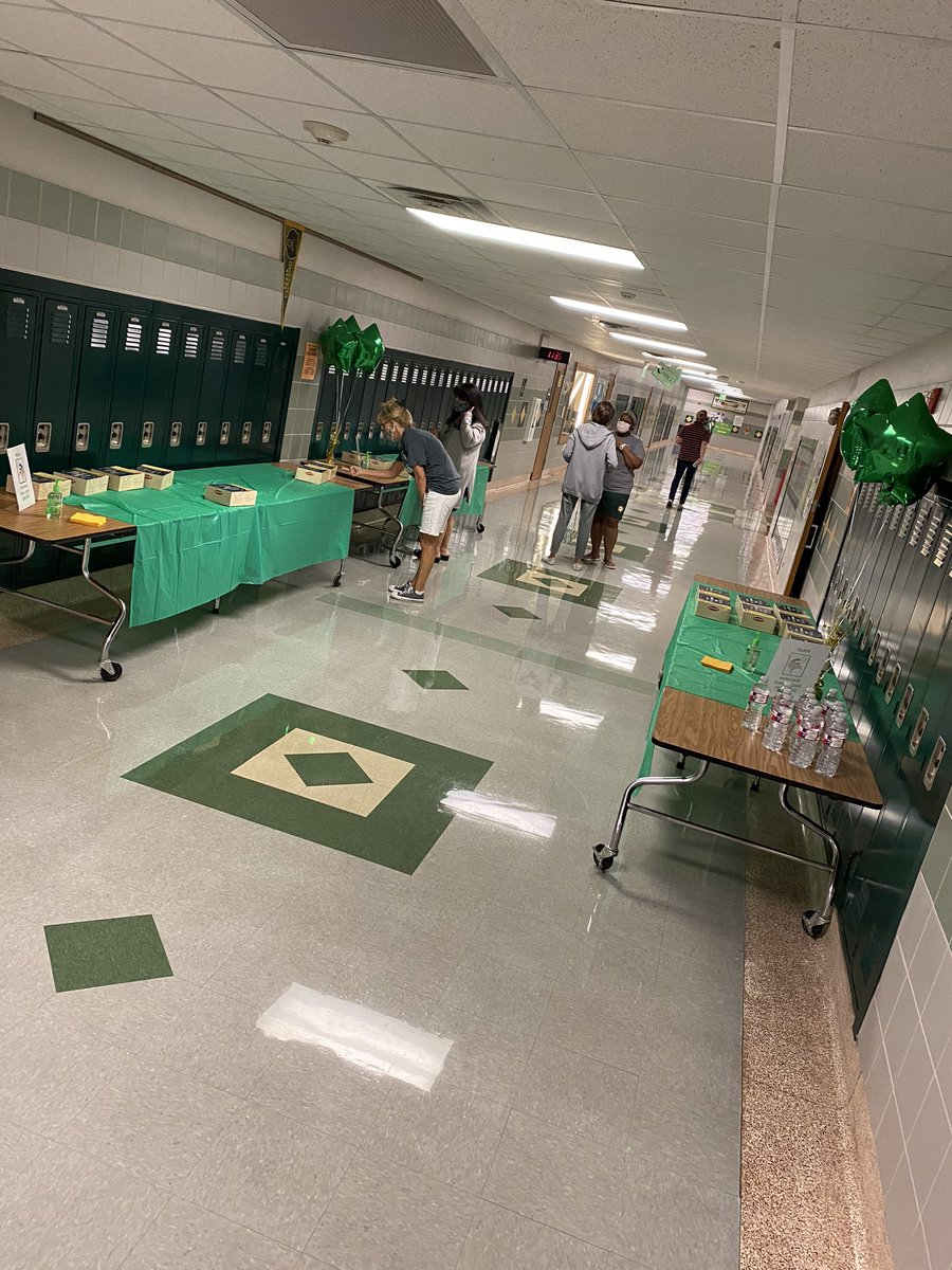 jeprincipal's tweet photo. So thankful for our @northpta1 for providing box lunches for our staff today! #RNJHNextLevel #risdwevegotthis https://t.co/6vS841eWez