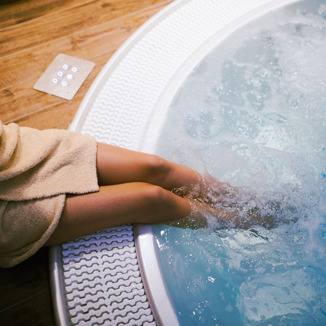 PharmaSpa_Intl's tweet photo. Next time you're wanting to relax in a hot tub think about us. Think about the bath oils and salts you could be soaking in. You could be smelling the fragrance of Lavender or the sweet aroma of orange. 

https://t.co/2Fm7ddtHOa

#pharmaspa #pamperday #hottub #bath #jacuzzi https://t.co/ABaS8m4aSn