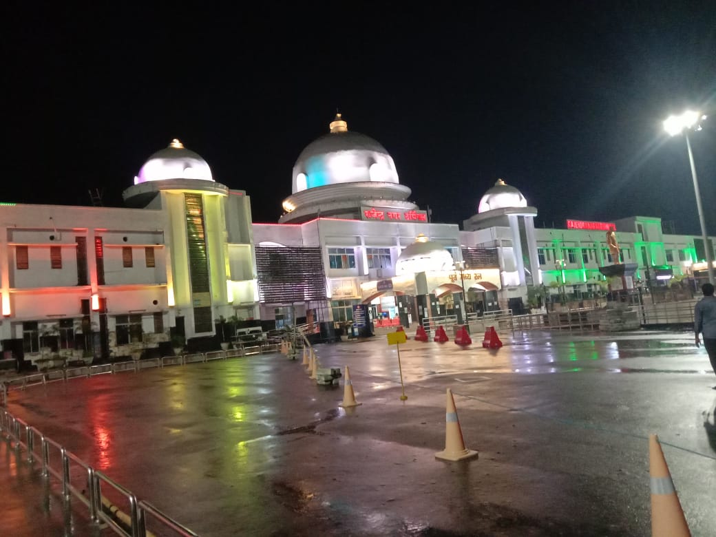 ECRlyHJP's tweet photo. स्वतंत्रता दिवस के मद्देनजर रंगीन प्रकाश से सुसज्जित राजेंद्र नगर टर्मिनल स्टेशन।
#IndependenceDayIndia https://t.co/VilUUiX5ee