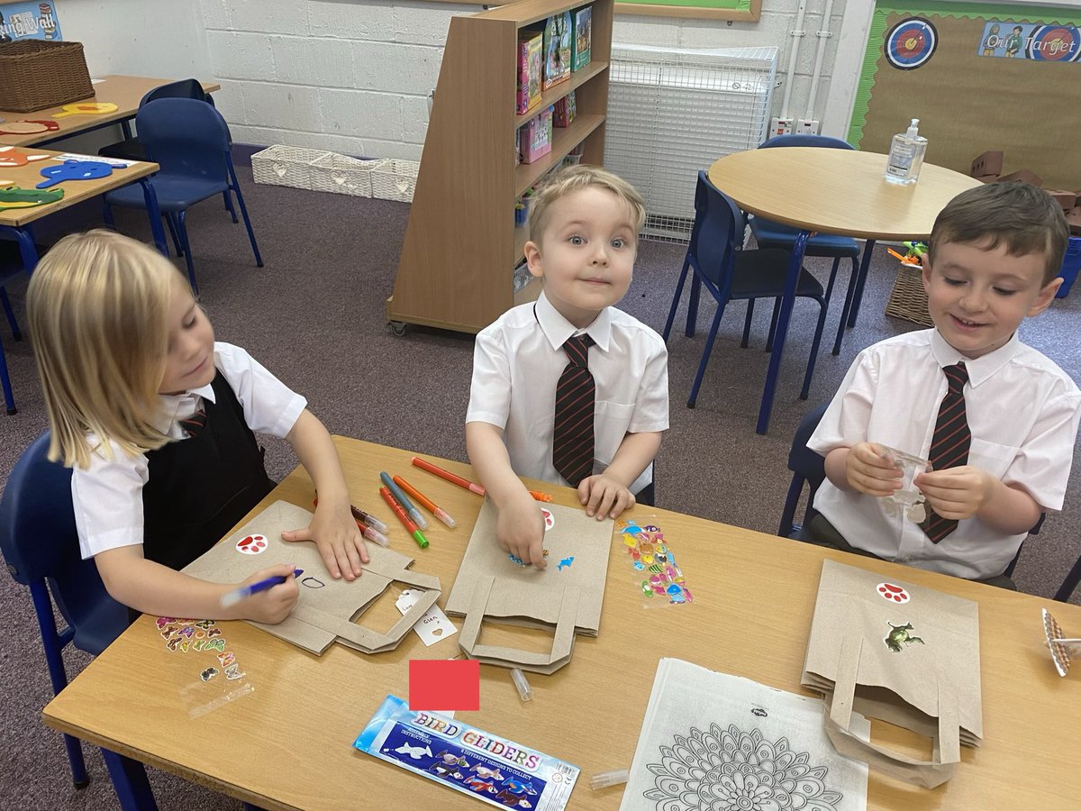 MissMcMillanHPS's tweet photo. And then I had the pleasure of meeting the other half of the boys and girls in the afternoon! Here are some more pictures of us decorating our gift bags 🐻❤️! What a lovely day 😄 https://t.co/iPkbl8nToc