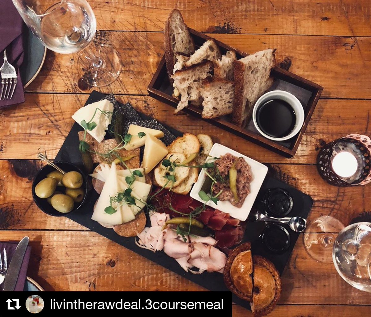 PairingsWineBar's tweet image. Thanks for the great pic 👌🏼@livintherawdeal.3coursemeal
・・・
🧀 &amp;amp; 🍖 &amp;amp; 🍷 @pairingswinebar #charcuterie #cheese #wine #york #datenight