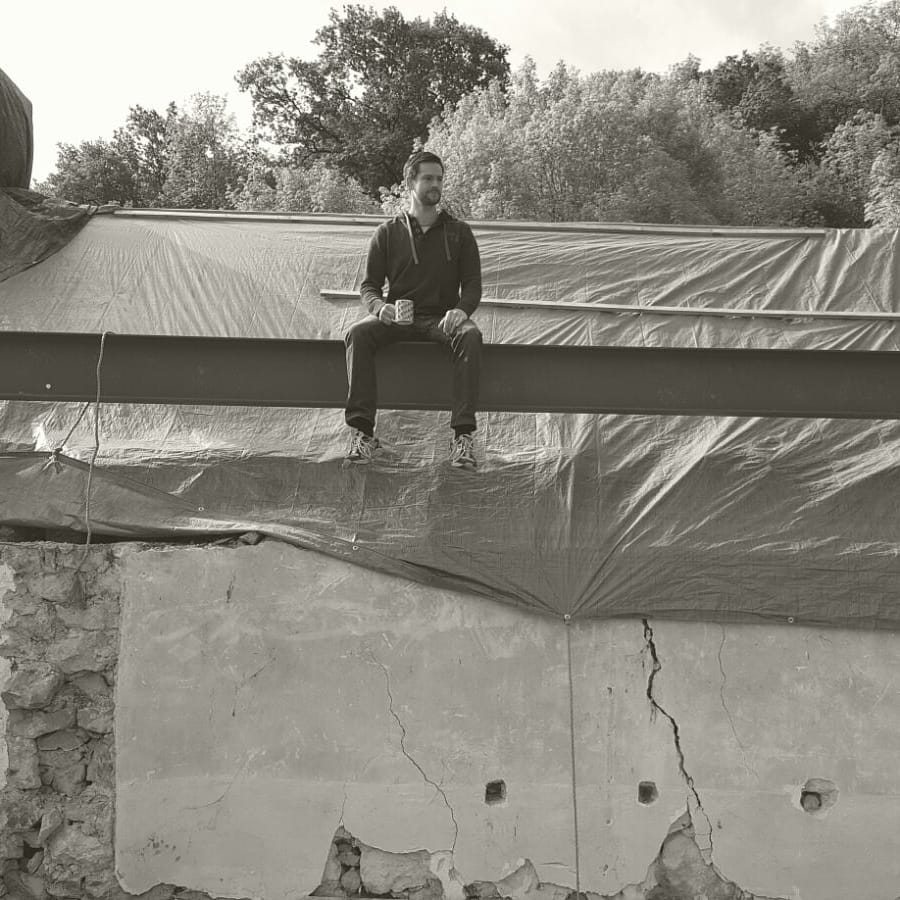 thedragontower's tweet photo. Flashback to 4 and a half years ago! Glad we can enjoy the view from a window now!
#renovationproject #oldhouserestoration #oldhouse #diy #newroof #backtobrick #niceview #scaredofheights #brewwithaview #nofear #amazingspaces https://t.co/t2uhruIuFp
