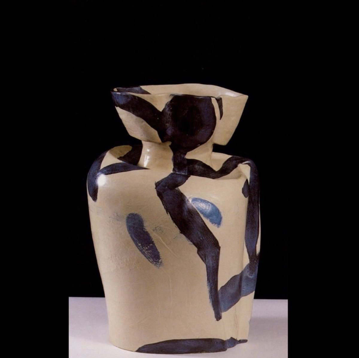 #CRThrowbackThursday: In a 1998 issue of #CeramicReview, Edmund De Waal discussed some of Alison Britton's latest ceramic works. Read the full article free for one week: bit.ly/3gSyb8X

Pictured: work by #AlisonBritton, photographed by Phil Sayer