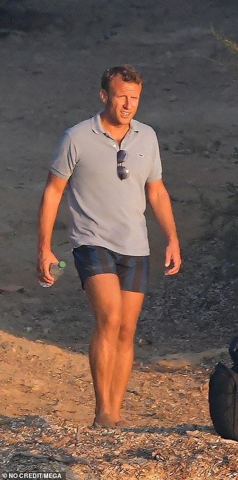 Il paraît que les photos de notre président <a href="/EmmanuelMacron/">Emmanuel Macron</a> en vacances, agacent très fortement LFI, PCF, gilets jaunes et autres oppositions stériles.
Je ne vois pas pourquoi 🤷‍♀️🙄🤷‍♂️🧐
Moi j’aime bien, alors je vous les partage ! 👍 😎