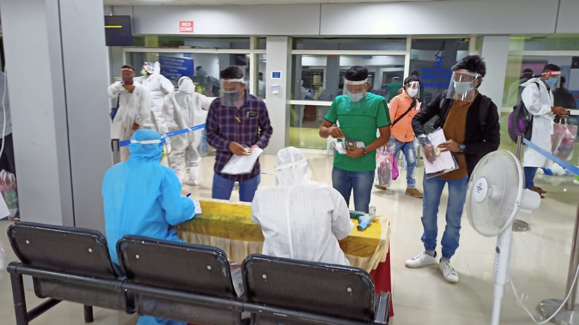 aaivjaairport's tweet photo. Updates on International Flight Operations
@aaivjaairport
13-08-2020
#VBMPhase5
@FlyWithIX
Flight No.IX 1987
SINGAPORE TO VIJAYAWADA
ATA-1953 hours
POB : 71
@AAI_Official
@MoCA_GoI
@DGCAIndia
@aairedsr https://t.co/4acSuA6o1t