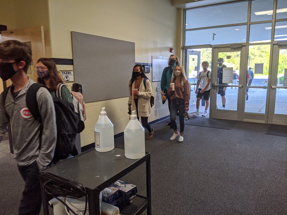 LebanonHSTigers's tweet photo. We're back! It was great to see the first half of the alphabet today and look forward to seeing everyone else tomorrow. Let's make this a great school year. Go Tigers! #TigersTogether #LebanonFirstDay https://t.co/mbtgPGd17o