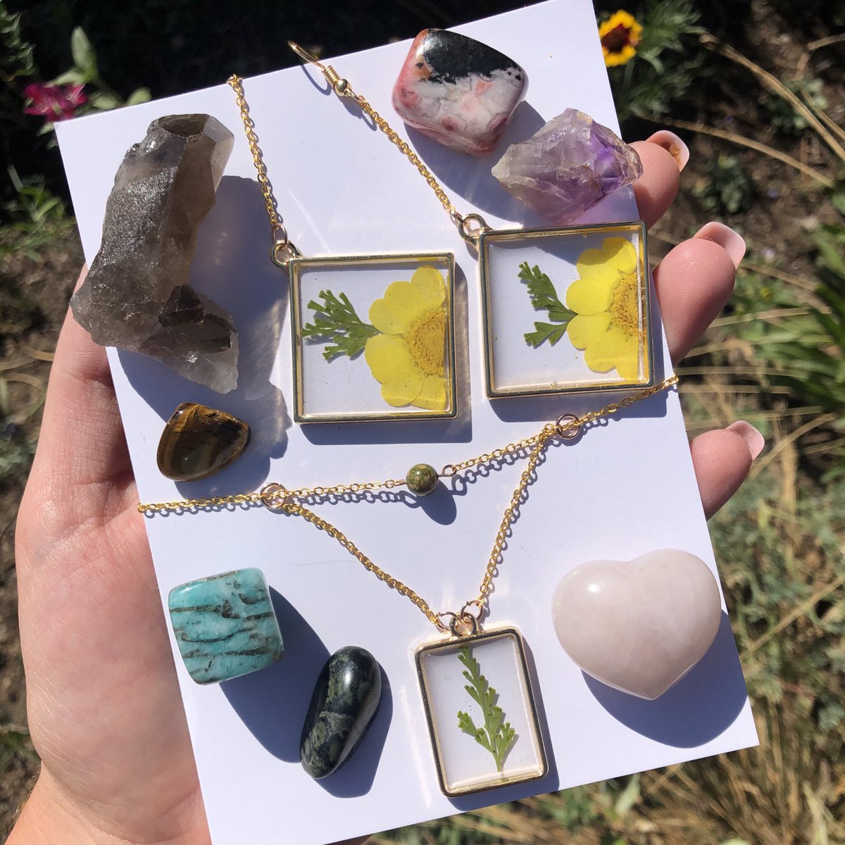 ✨2K GIVEAWAY ✨

to say thank you for all the support, one winner will receive everything pictured! (more details below)

to enter:
-must be following me
-rt/like this post
-tag a friend (or me)

thank you all so much💛 ends 8/23🌿✨