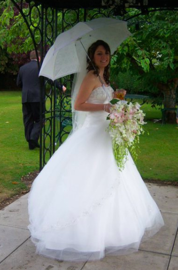 Lauratobin1's tweet photo. 👰Today is my 10th Wedding anniversary-10 years wow, it's flown by
It was friday 13th-unlucky for some but not for me(but it did rain on the day)

I still love my princess dress

A good excuse to post photos from that wonderful day

Love this pic of me and my gorgeous bridesmaids https://t.co/iPpBk0FZYJ