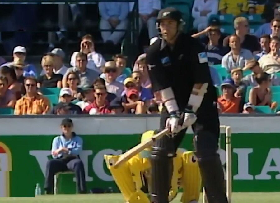 robwillhunter's tweet image. Alam's stance reminds me of... Craig McMillan facing up to Shane Warne #bbccricket