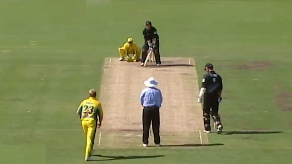 robwillhunter's tweet image. Alam's stance reminds me of... Craig McMillan facing up to Shane Warne #bbccricket