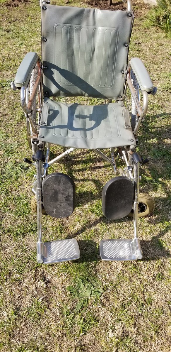 legui_fran's tweet photo. Hola a todos! Tengo esta silla de ruedas que era de mi abuela, para donar. Me gustaría que vaya a algún hogar de ancianos de bajos recursos. Me ayudan con un RT? La plata. https://t.co/ThooJqMhMc