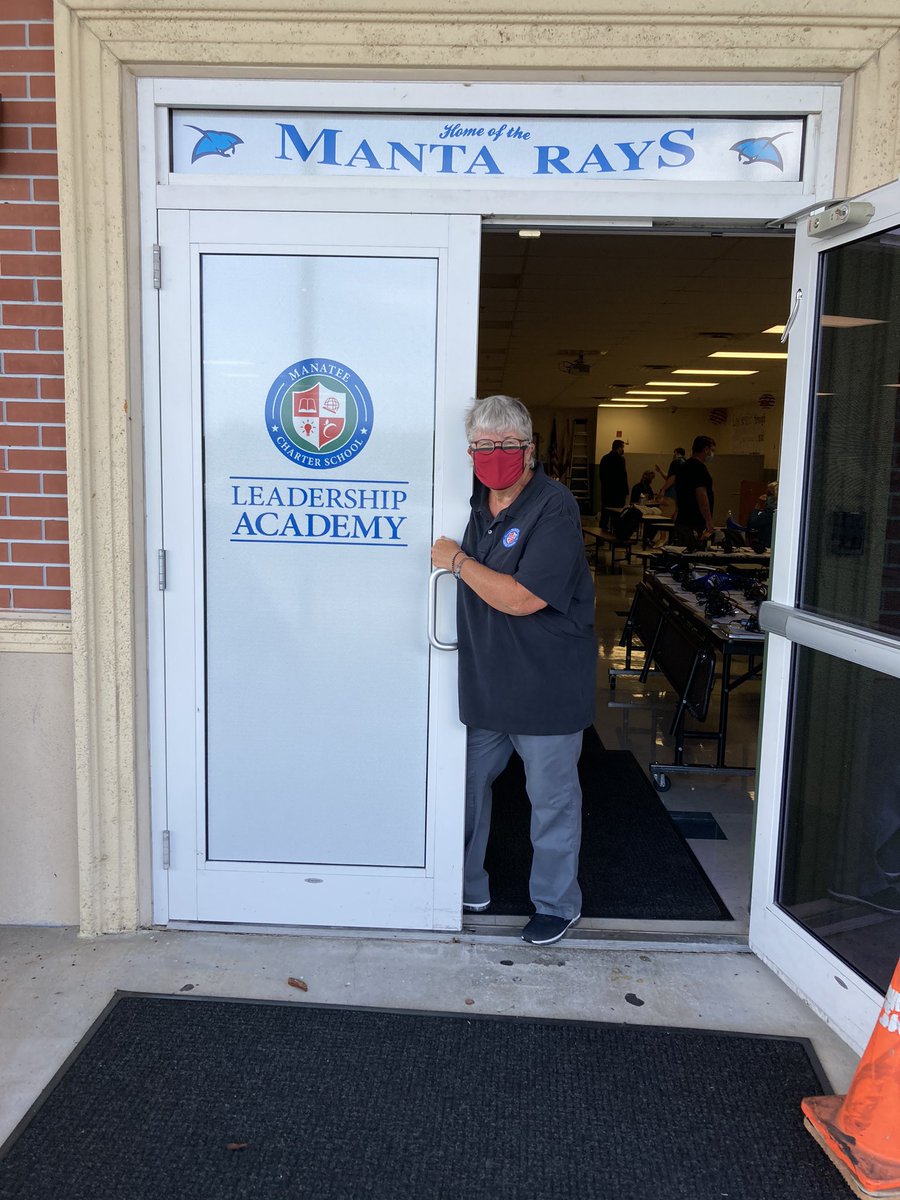 Manateecharter1's tweet photo. Open house for our middle school students is in full swing! #gomantarays #mcspride #csusahq https://t.co/oLe9Um8cQ5