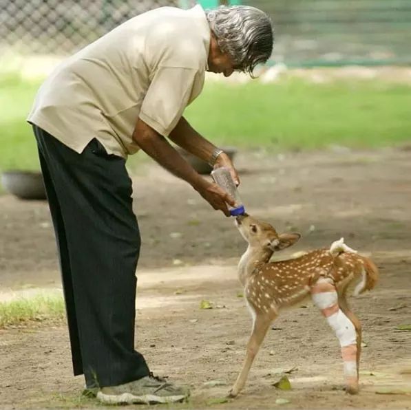 SridhaarK's tweet photo. ಜಾತಿ ಧರ್ಮಗಳನ್ನೂ ಮೀರಿದ್ದು  ಮಾನವೀಯತೆ..

Never loose hope on humanity.

#humanity https://t.co/l8mkMwS7jX