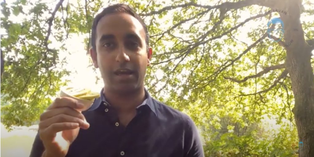 BaskaranLavan's tweet photo. Do you ever feel bloated? Your food not digested? Give Kiwi juice a try! Research has shown it can help unblock food and keep things moving. Watch my video to learn more!

https://t.co/q8rJTFophs

#kiwijuice #digestivehealth #doctor #medical #lifehack https://t.co/suabsSbFxE