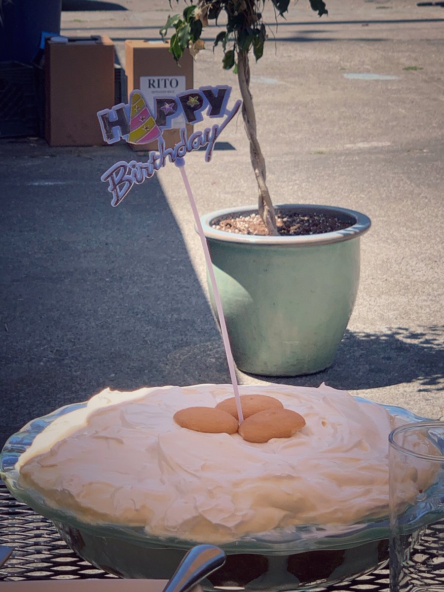 earhustlesq's tweet photo. Please join Nigel in giving E a big (air) hug for his birthday today!! 🎉🎂🎁

(And in case you were wondering, that beautiful banana pudding was made by our amazing producer @bwallace) https://t.co/ceYt2xVEfS
