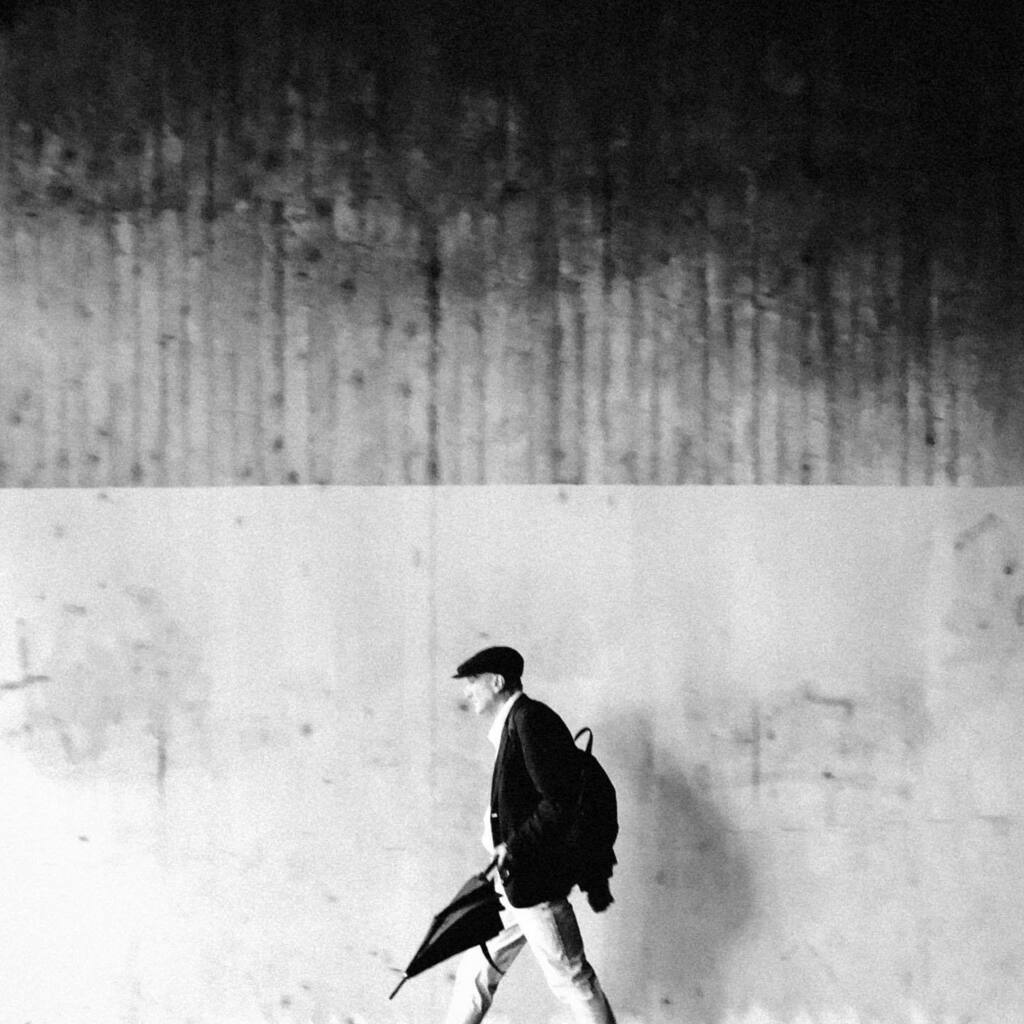 Singing in the rain—
.
.
.
.
.
#capturestreets #artofart #peraphotogallery #rayoflight #blackandwhite #streetphotographer #soulofstreet #zonestreet #35mmstreetphotography #life #contemporaryart #friendsinstreets #streets_storytelling #lightandshadow #len… instagr.am/p/CD1nuGapoJS/