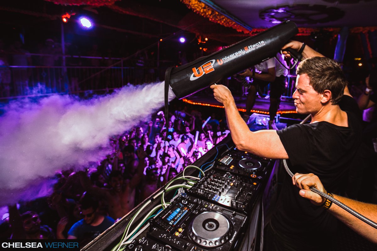 feddelegrand's tweet photo. Definitely one of my favorite show momentsβ¦ getting my hands on the Co2 gun π #showmemory #funny #musicunites #WeGoGRAND #votenow https://t.co/sPoVlfAamj