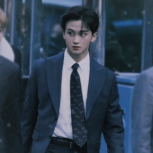 _blood_and_pain's tweet photo. #markhyuk!au, где они росли вместе, но после школы их пути разошлись. хек стал знаменитым певцом с постоянными концертами. марк попал в корейскую мафию, начав делать грязную работу. они не видятся до тех пор, пока марк не получает заказ на одного популярного исполнителя — хэчана. https://t.co/JrNFbRJ2Gs