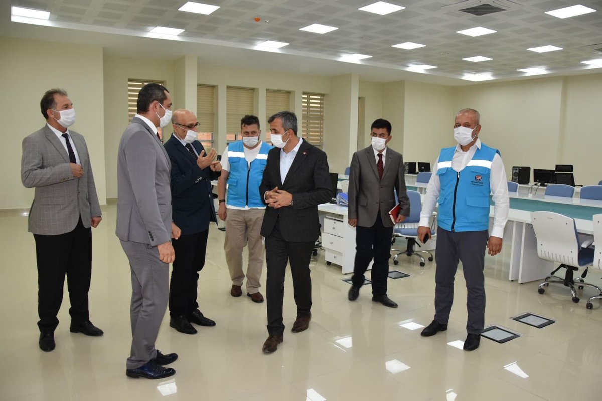 Valimiz Yunus Sezer, İl Salgın Denetim Merkezinde incelemelerde bulundu.