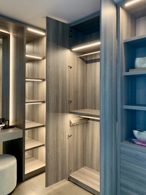 Closets's tweet image. A Fabulous Design Solution by our Talented Design Manager Rozalia Kiss for a customer's Walk-in Closet and Dressing Room in Downtown Manhattan, New York City at 111 Murray St. 

#ThrowbackThursday #TBT #techthursday #madeinny #transformhome #closet #LED #hafeleamerica