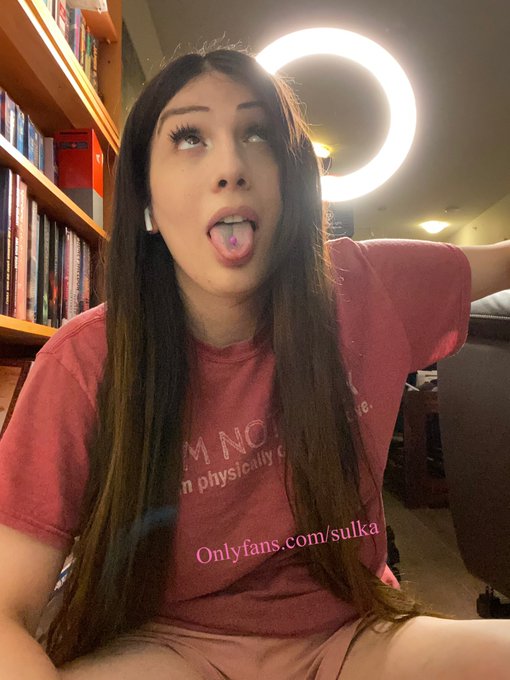 Rt if you would still kiss me with my blue tongue 👅 😛 https://t.co/PEtO6p47N7<a href="/tag/trans"class="tags"><span>#trans</span></a>