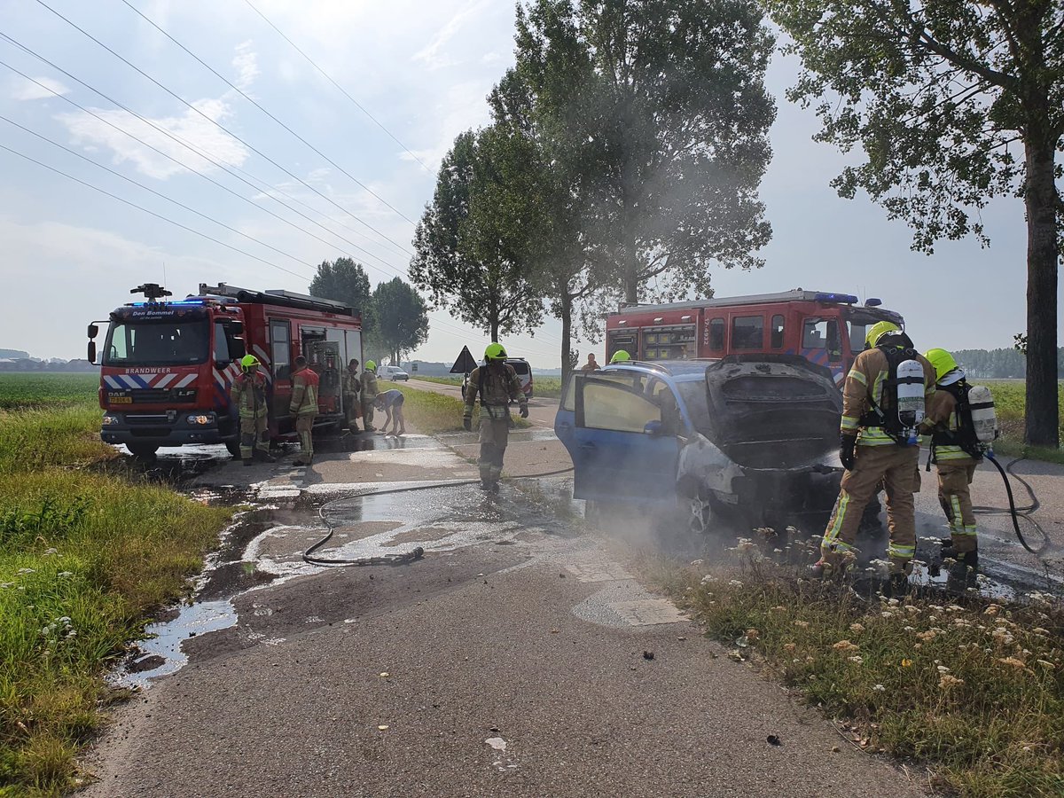 Vanmorgen zijn we uit gerukt voor een #voertuigbrand op de lieve #vouwepoldersedijk in Stad aan 't Haringvliet. #dienstbaar