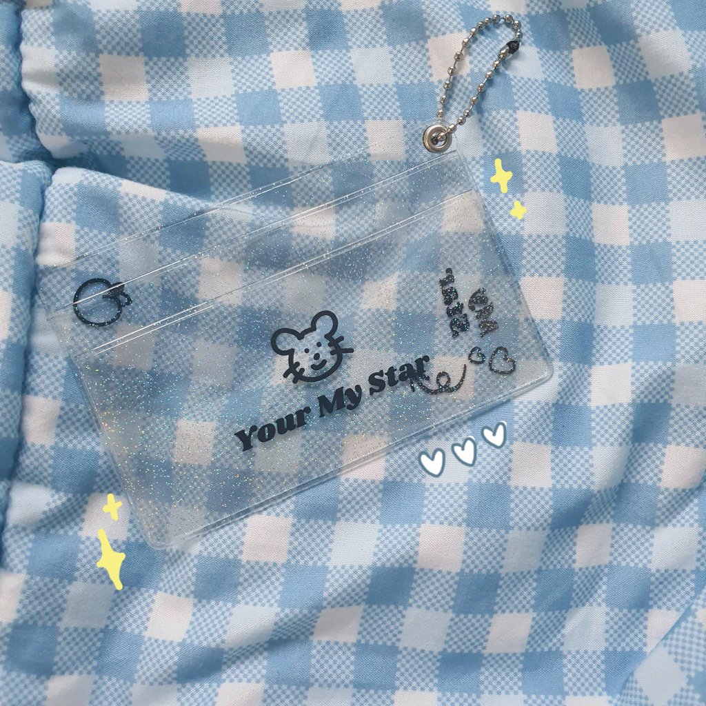 _19960403_'s tweet photo. 브이앱 덕분에 기분좋게 잠못드는 새벽이라 슬쩍 트윗 올리구 갑니다...
알티추첨 한분께 제작한 세지니 카드지갑 보내드릴게요:)
근데... 당첨되시면 저랑 커플 지갑을 쓰시게 됩니다...ㅎㅎ💖
당발은 최대한 빨리 이삿짐 정리 다 끝내구 할게요🍑♥️ https://t.co/M3HHJKArBF