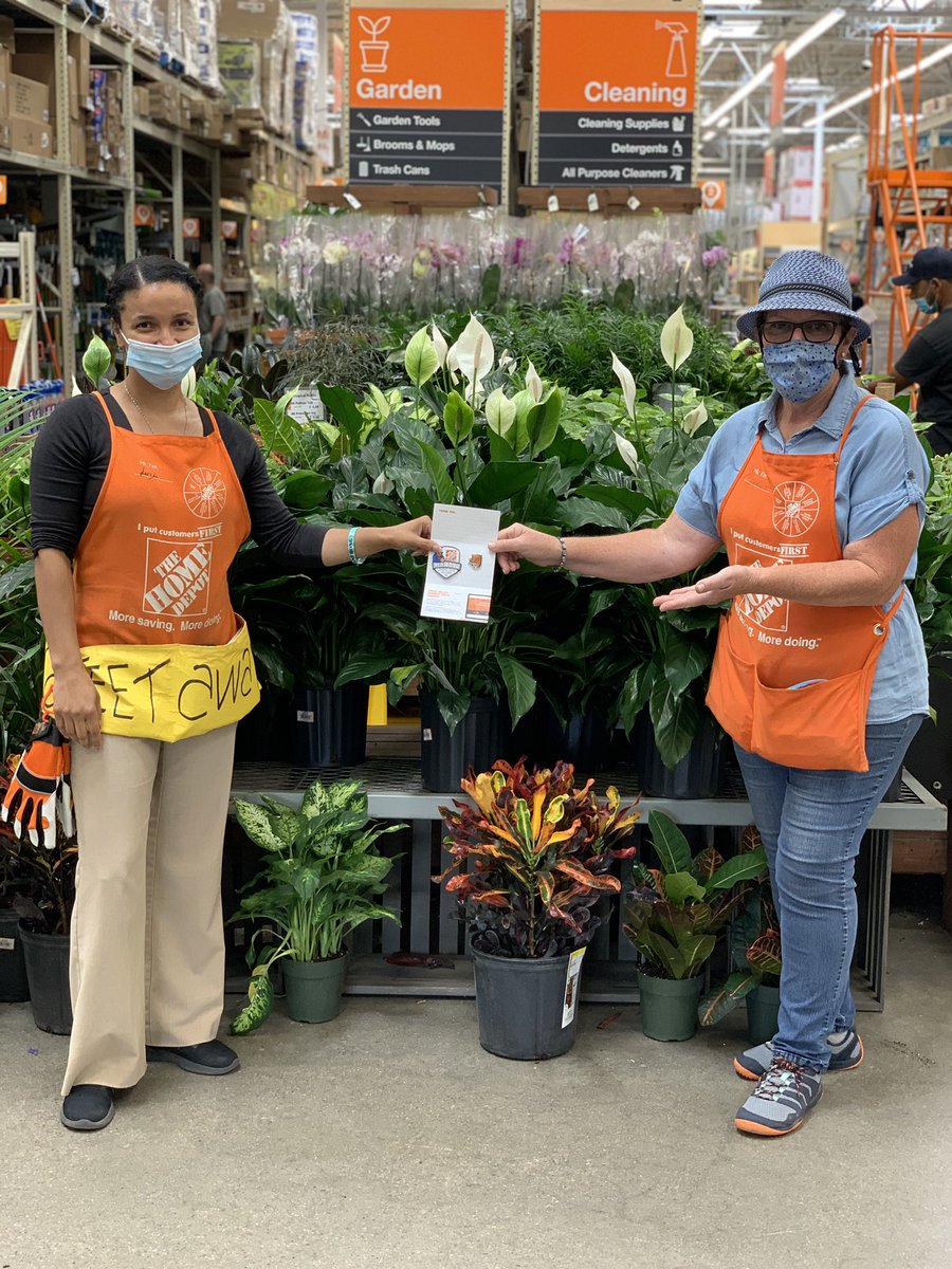 tavarez_f's tweet photo. Congratulations to Maureen For a well deserved Diamond Award @YeelayS @KJChamberland @JasonArigoni @BrendaKearney4 https://t.co/r5BYQWdmJC