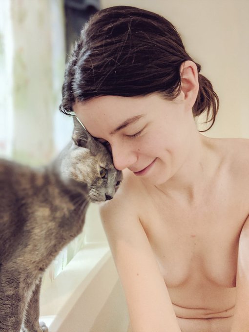 Good morning y'all! 🌞🌞🌞  Mabel is extra lovey-dovey today. So cute! ❤️ https://t.co/EA9OkCFvT9