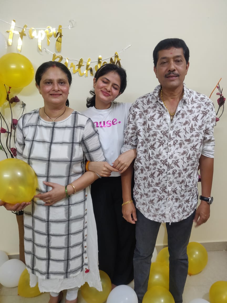 sanah_fans's tweet photo. ಸ್ಯಾಂಡಲ್ ವುಡ್ ಸಕ್ಕು - ಡಿಂಪಲ್ ಬ್ಯೂಟಿ - ಒಡೆಯ ಕ್ವೀನ್- "@sanahthimmayyah" ರವರ "ಹುಟ್ಟು ಹಬ್ಬದ" ದಲ್ಲಿ ಕೆಮಾರದ ಕಣ್ಣಿಗೆ ಸೆರೆಯಾದ ಸುಂದರ ಕ್ಷಣಗಳು( 4) 😍💓🍰 
‌
#SanahThimmayyah #Sakku #DimpleBeauty #OdeyaQueen #Birthday #celebration #family #sandalwood #beautiful #Actress #Model #Sanah https://t.co/RgEhfrUPcl