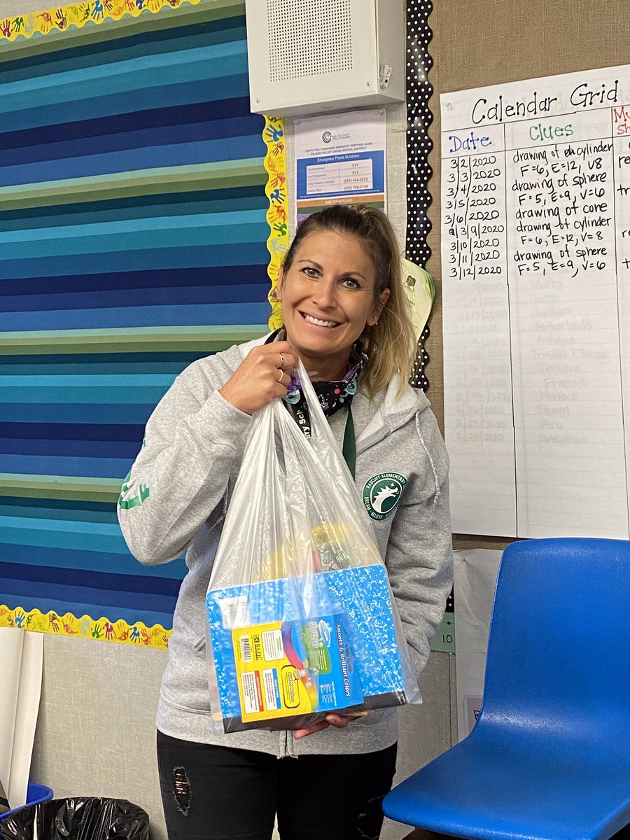 All students: pick up your materials on Friday at Radcliff from 8:00 to 11:00 or from 2:00 to 5:00. Todos los estudiantes: recojan sus materiales el viernes en Radcliff de 8:00 a 11:00 o de 2:00 to 5:00.