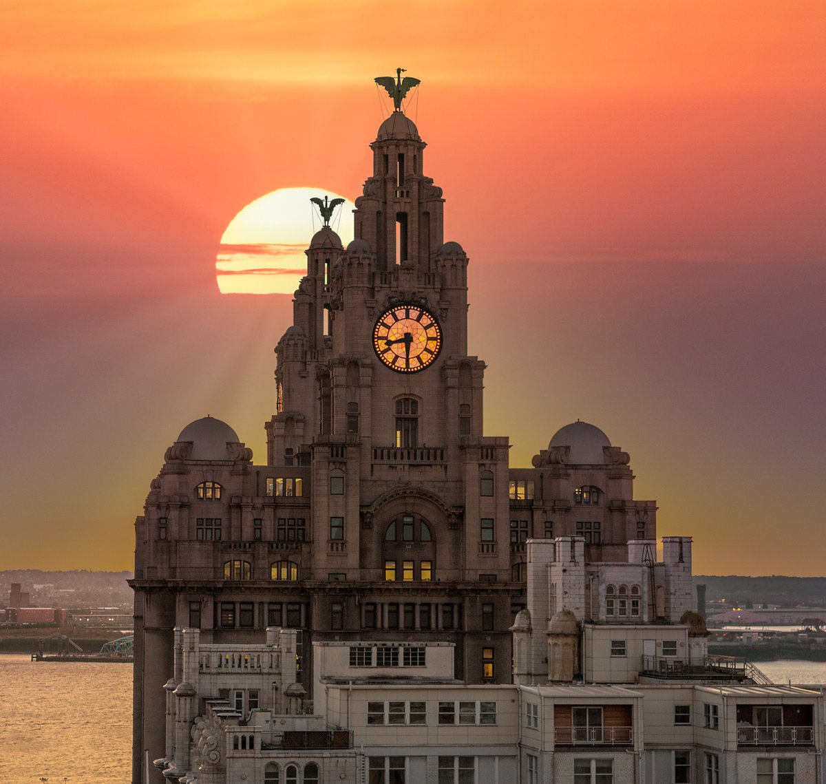 LiverpoolVista's tweet photo. beautiful sunset over #Liverpool and #Wirral. https://t.co/5DmgvCIxux
