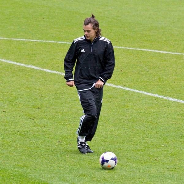 harry styles with a man bun–a short thread