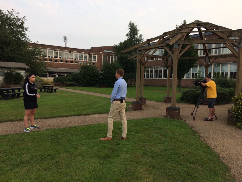 On campus @GlyndwrUni with @SaraHilton performing superbly for her interview with @S4C #alevels2020 #highered Diolch Sara! 🏴󠁧󠁢󠁷󠁬󠁳󠁿