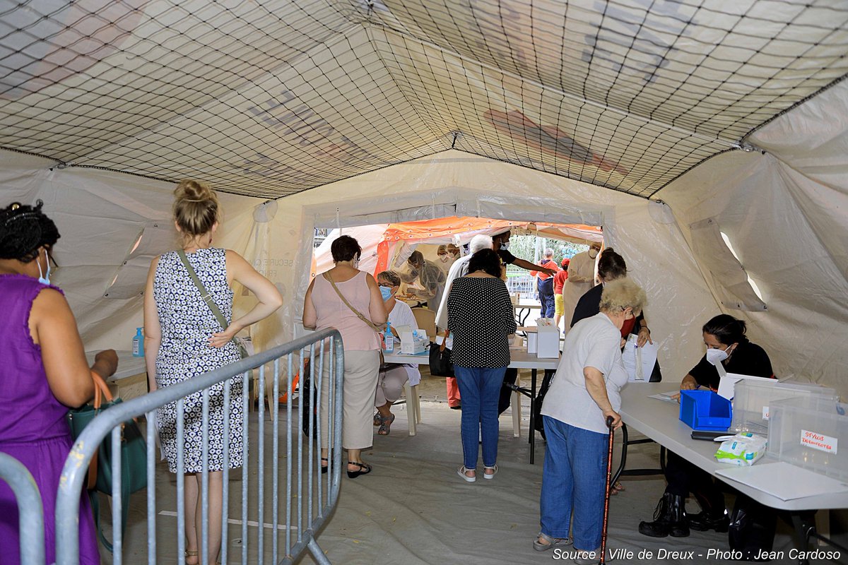 dreuxofficiel's tweet photo. Aujourd'hui, plus de 300 personnes ont été testées dans le cadre de la campagne de #dépistage gratuite du #Covid_19 de l'@ARS_CVDL en lien avec les nombreux partenaires santé locaux et la ville de #Dreux qui a assuré un soutien logistique à cette première opération d'envergure. https://t.co/RIVTaakwz0