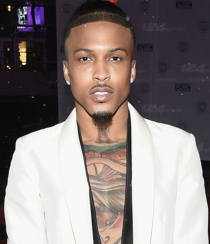 Omg August Alsina looks extremely Angolan. This is so crazy omg, this exact outfit as well whoa