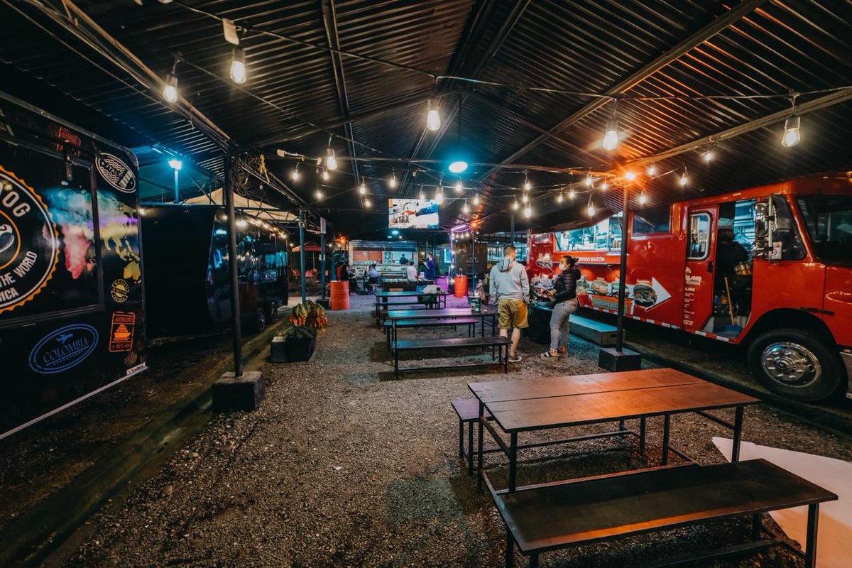 EntreFood's tweet photo. ✨ Entre Calles ✨

• Medidas de prevención 
• Amplio parqueo 
• Zona de niños 
• Ambiente familiar 

📍300 N del paseo de las flores, frente a Suzuki 

¡Te esperamos! 🤩 https://t.co/TX2tEbDbud