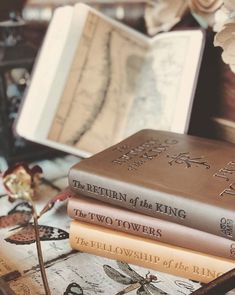 1dreply's tweet photo. O que esperar da leitura de "O Hobbit" e "Senhor dos Anéis"? Devo me preocupar? Será que conseguirei ler e me adaptar à escrita de Tolkien? Nessa thread trarei alguns pontos presentes nos livros que podem interessar a quem quer se aventurar na Terra Média. Segue o fio: https://t.co/99680IBiur