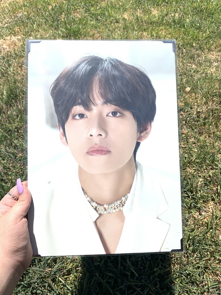 kosmos_cafe's tweet photo. V premium photo 
Mots 7 tour merch member Kim Taehyung only one available. 
$35.00 free shipping #kosmoscafeco #BTS #KPOP #MOTS7 #SmallBusiness https://t.co/zREYJJgodb