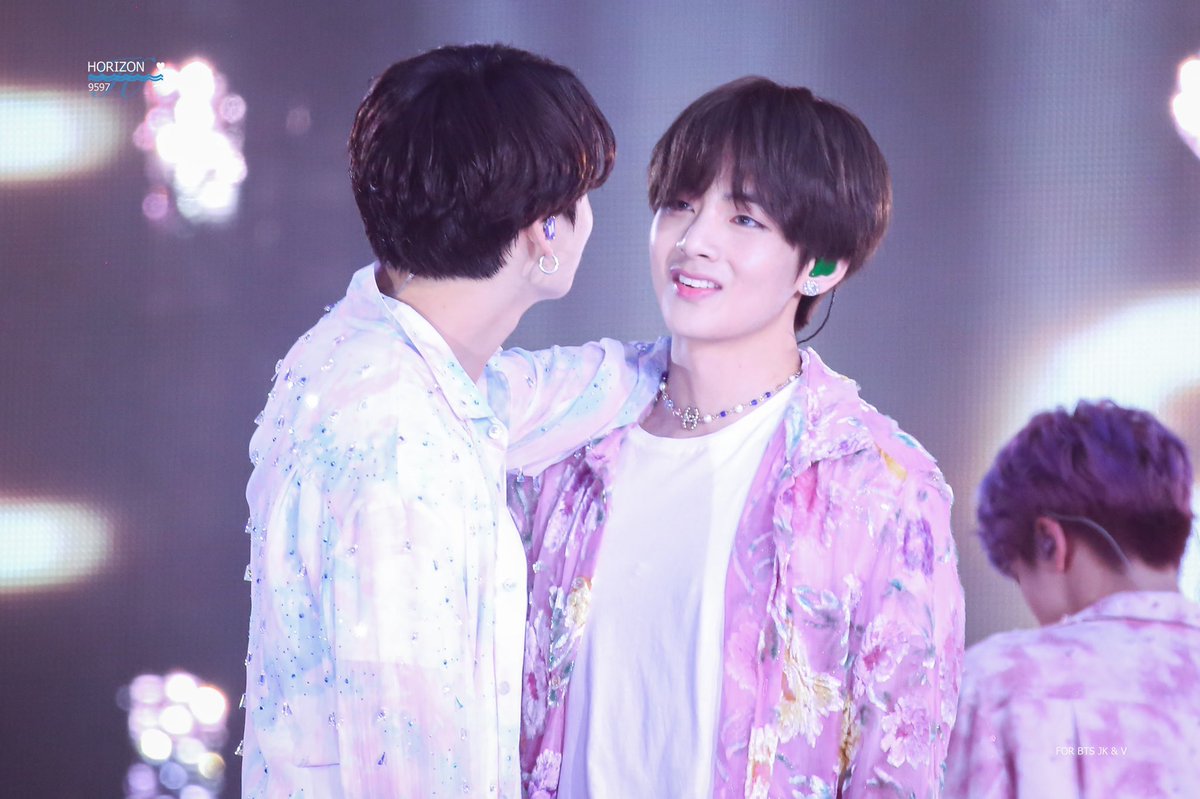 I TOOK THIS VIDEO MYSELF I WAS LUCKY ENOUGH TO WATCH THIS HAPPEN LITERALLY IN FRONT OF MY OWN TWO EYES