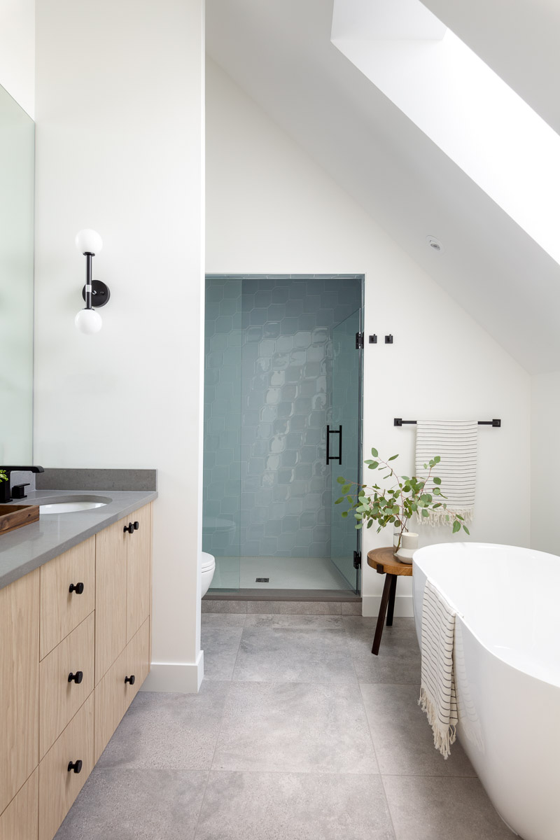 TaymorDesign's tweet photo. Matte black accents add a bold look to this modern grey and white bathroom by @Designs_AV, while blue accent tiles in the shower add a touch of color to the serene space.

Featuring the Allusion collection and Barcelona knobs  https://t.co/QJ9elEV8Di https://t.co/gQajWP2yhh