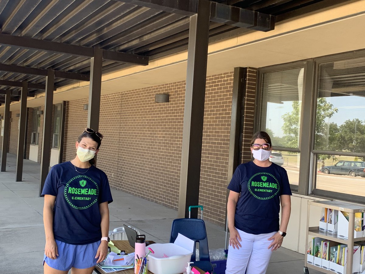 RosemeadeElem's tweet photo. We enjoyed meeting our students and distributing devices and supplies at today’s Trunk and Greet! #TogetherWeCan #TogetherWeSoar @CFBISD @DrChapmanCFBISD @drdanawest https://t.co/UO9BhoCaNK