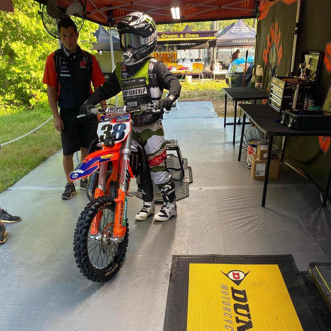 riskracingmoto's tweet photo. Can anyone spot a Risk Racing pit mat? Cool to see @dangerboydeegan putting it to use at Lorettas! #riskracingmoto #riskracing #motocross #dangerboydeegan #deegan38 #phenom #lorettalynnmx #dirtbike #amateurnationals #pitmat
•
@mmgeneral https://t.co/tJWjzvPODj