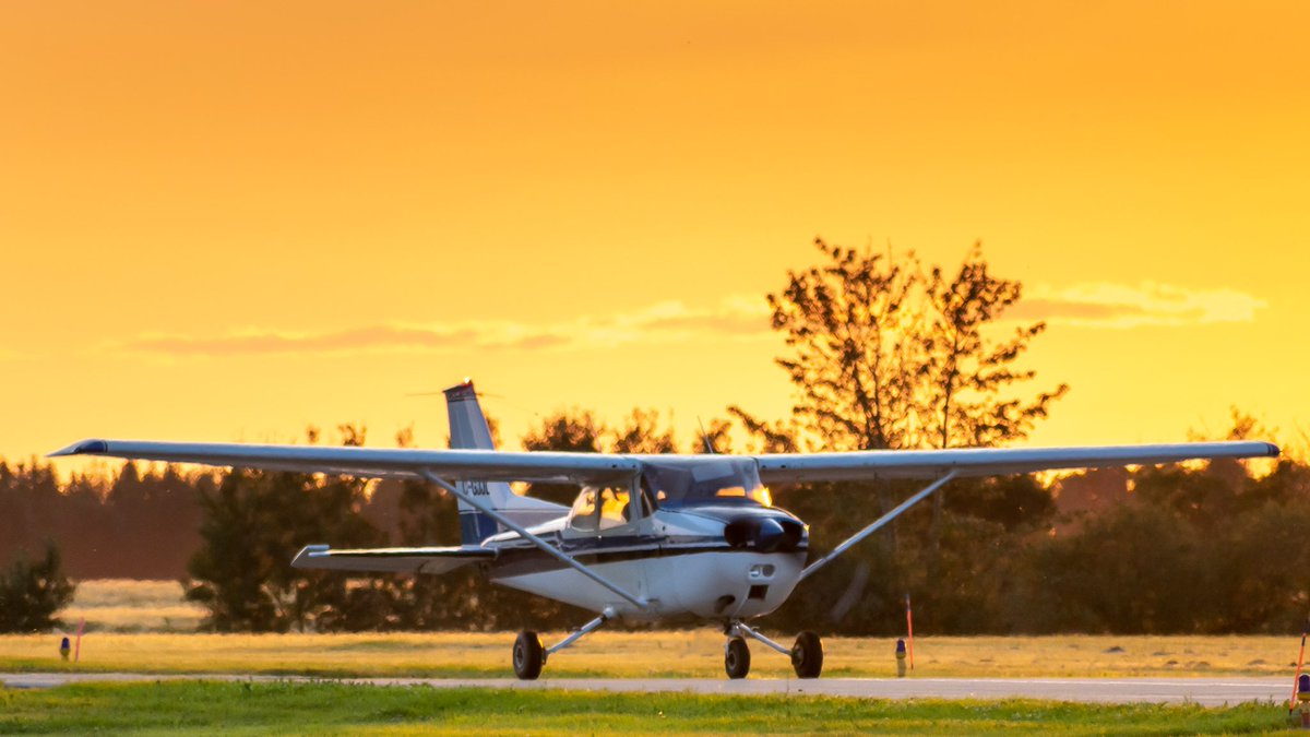 You might notice I’ve been a bit quiet lately, that’s because I’ve been hard at work on my Private Pilot’s License! Earlier this week, I went for my first solo flight 😁

Big thanks to @dwnwndaviation for these shots!