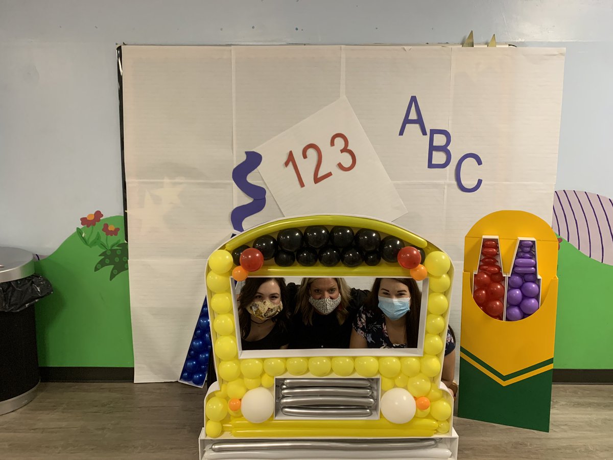 BarrickBarrick's tweet photo. I cannot tell you how good this day/night was for my soul! Meeting my new friends was just what this teacher’s ❤️ needed! #NWSoars #thatbusthough😍 #classof2033 @AinsleyBrownWKU @nweseagles https://t.co/bJ2kGOer5s