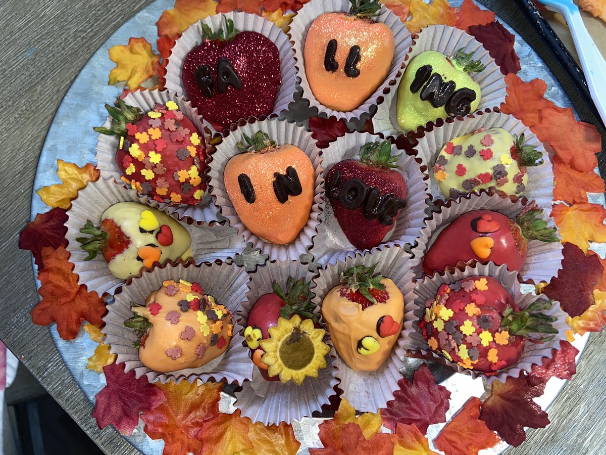 fitz_bitz's tweet photo. Aren’t you just FALLING IN LOVE with these berries 🍂🍁🧡💛❤️
#fitzbitzgourmetchocolatez #chocolatecoveredstrawberries #fallinginlove #orange #red #yellow #leaves🍁 #fall https://t.co/YL5M1RG5Zu